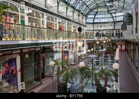 Les voyageurs d'Arcade, Lord Street, Southport, Merseyside, Angleterre Banque D'Images