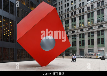 Red Cube sculpture d'Isamu Noguchi en face de Midland Bank, New York City, États-Unis d'Amérique Banque D'Images