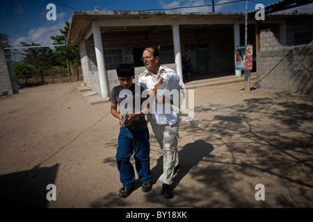 Prêtre catholique, Alejandro Solalinde marche à son abri pour les migrants à Ixtepec, État de Oaxaca, Mexique. Banque D'Images