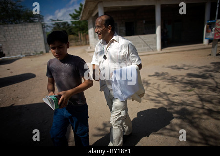 Prêtre catholique, Alejandro Solalinde marche à son abri pour les migrants à Ixtepec, État de Oaxaca, Mexique. Banque D'Images