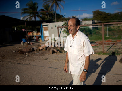 Prêtre catholique, Alejandro Solalinde marche à son abri pour les migrants à Ixtepec, État de Oaxaca, Mexique. Banque D'Images