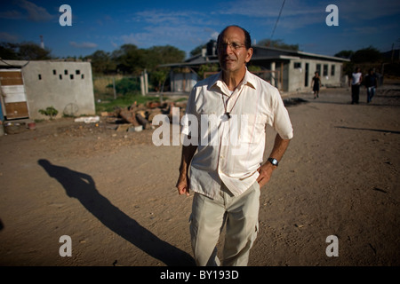 Prêtre catholique, Alejandro Solalinde marche à son abri pour les migrants à Ixtepec, État de Oaxaca, Mexique. Banque D'Images