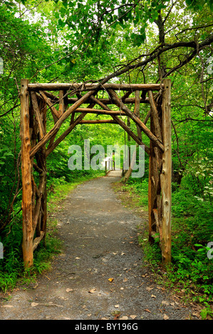 Une entrée en bois d'un sentier de randonnée dans le Nord de New York. Banque D'Images