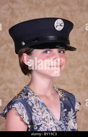 Une jeune fille dans un chapeau de la garde d'honneur qu'est son père qui est membre de la volunteer fire department Banque D'Images