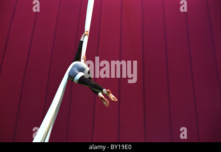 A l'intérieur de la répétition aerialist pas en état tente de cirque. Banque D'Images