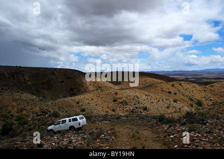 Une conduite de camion blanc sur un chemin de terre. L'Afrique du Sud. Banque D'Images