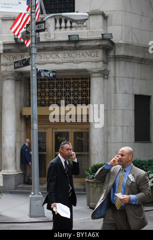 Appelant les courtiers en face de NYSE, New York City, États-Unis d'Amérique Banque D'Images