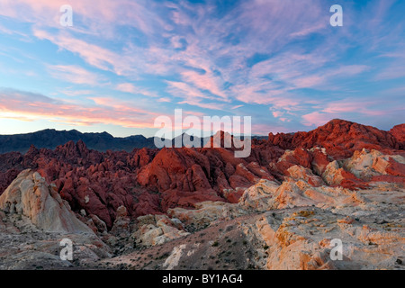 Lever du soleil nuages dérive sur Fire Canyon dans la Vallée de Feu du Nevada State Park. Banque D'Images