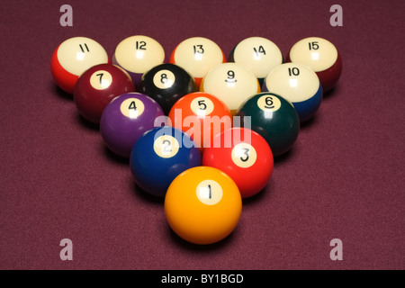 Quinze boules disposées en triangle sur table de billard Banque D'Images