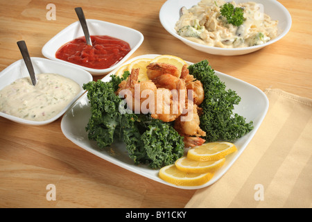 dîner aux crevettes frites avec sauce et bol à pâtes Banque D'Images