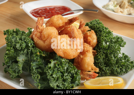 dîner aux crevettes frites avec sauce et bol à pâtes Banque D'Images