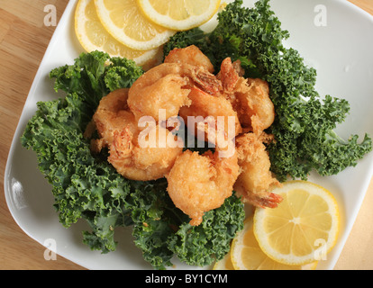 Plat de crevettes poêlées et garnir de citrons en plongée des Banque D'Images