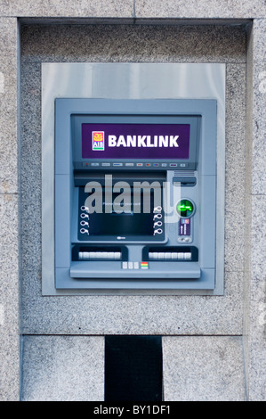 Un distributeur de billets de banque AIB sur O'Connell street, à Limerick, Irlande Banque D'Images