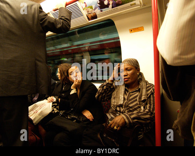 Les femmes les gens dans le métro de Londres, pendant les heures de pointe UK Banque D'Images