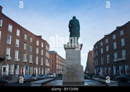 Statue de Daniel O'Connell (6 août 1775 - 15 mai 1847) avec maisons géorgiennes, O'Connell Street, Limerick, Irlande Banque D'Images