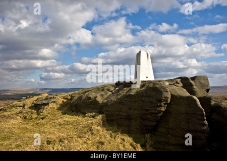 Trig point au-dessus des rochers Bridestone Lydgate, Todmorden, Calder Valley ,South Pennines, West Yorkshire, Royaume-Uni Banque D'Images