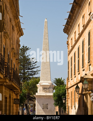 Obélisque et bâtiments de la vieille ville, Ciutadella, Menorca, Espagne. Banque D'Images