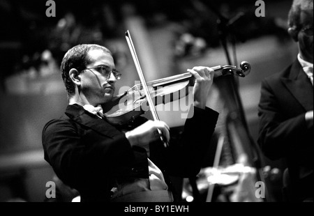 L'exécution de violoniste au Welsh Proms, St Davids Hall, Cardiff. Banque D'Images