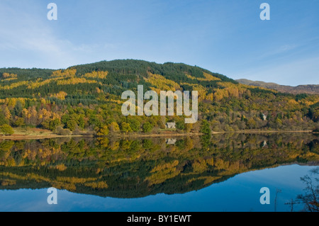 L'Église et de l'automne de Trossachs réflexions sur le Loch Achray nr Stirling Trossachs Aberfoyle Scotland District Banque D'Images