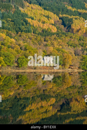 L'Église et de l'automne de Trossachs réflexions sur le Loch Achray nr Stirling Trossachs Aberfoyle Scotland District Banque D'Images