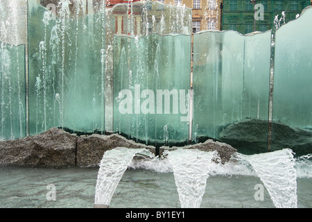 Fontaine moderne sur la place du marché de Wroclaw. La Basse Silésie, Pologne. Banque D'Images