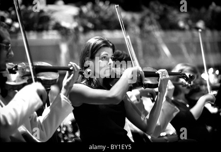 L'exécution de violoniste au Welsh Proms, St Davids Hall, Cardiff. Banque D'Images