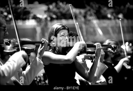 L'exécution de violoniste au Welsh Proms, St Davids Hall, Cardiff. Banque D'Images