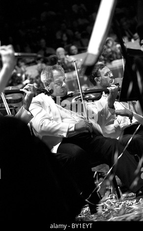 L'exécution de violoniste au Welsh Proms, St Davids Hall, Cardiff. Banque D'Images