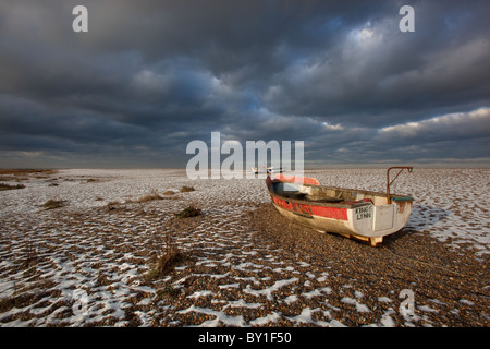 Bateaux à crabes sur la plage de CLEY, sur la côte nord de Norfolk en hiver ROYAUME-UNI Banque D'Images