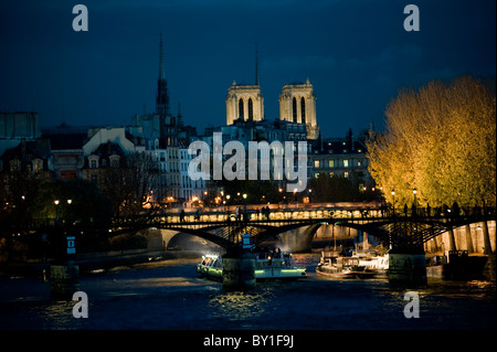 Paris, France, Pont des Arts, ponts, Ile de la Cité, Seine à Dusk Scenics, lumières de la ville, Cathédrale notre Dame Banque D'Images