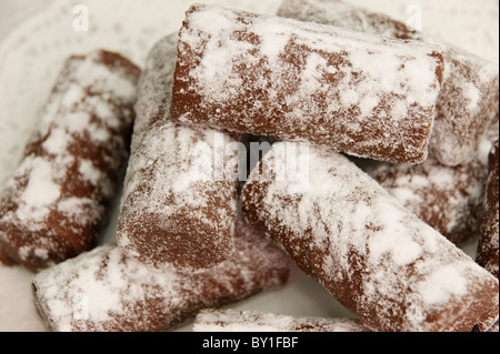 Journaux de Yule chocolat saupoudrés de sucre glace (traiter de fête) Banque D'Images