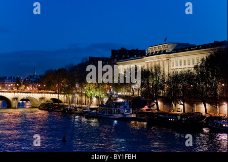 Paris, France, Pont neuf, Seine à Dusk Scenics, City Lights, bâtiments Banque D'Images