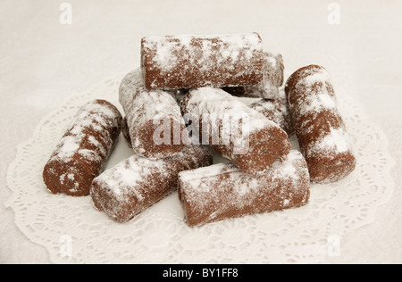 Journaux de Yule chocolat saupoudrés de sucre glace (traiter de fête) Banque D'Images