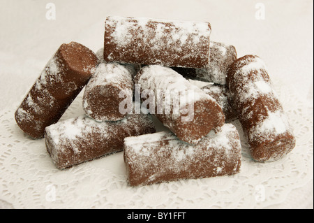 Journaux de Yule chocolat saupoudrés de sucre glace (traiter de fête) Banque D'Images