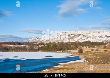 Ardinning nr Stirling Loch Strathblane District en hiver avec enneigés des collines de Campsie Banque D'Images