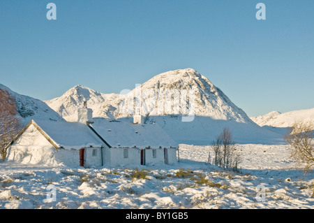 Black Rock cottage dans la neige Glencoe Highland Banque D'Images