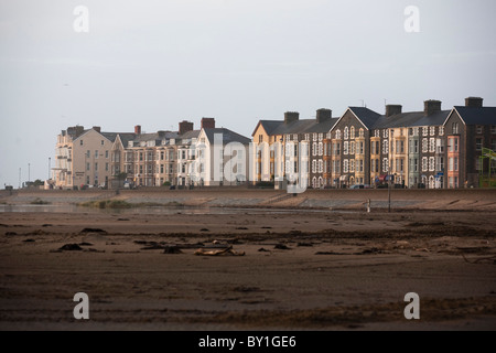 Walker à Barmouth - maisons en bord de mer paysage Banque D'Images