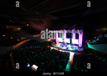 Jamie Cullum effectuant au St Davids Hall, Cardiff. Banque D'Images