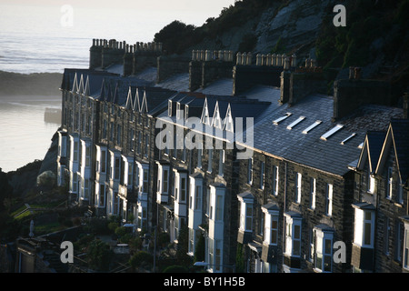 Walker à Barmouth - maisons en bord de mer paysage Banque D'Images