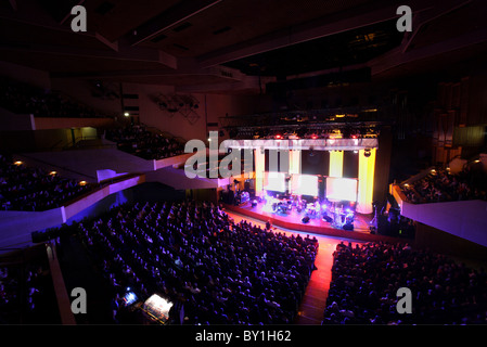 Jamie Cullum effectuant au St Davids Hall, Cardiff. Banque D'Images