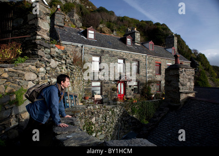 Walker à Barmouth - maisons en bord de mer paysage Banque D'Images