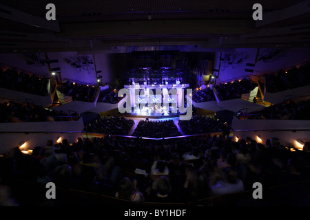 Jamie Cullum effectuant au St Davids Hall, Cardiff. Banque D'Images