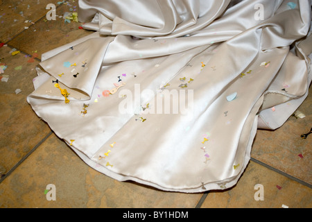La robe de mariage de confettis sur plancher en bois Banque D'Images