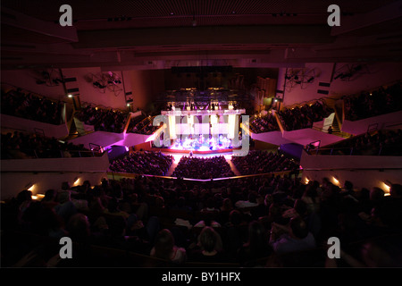 Jamie Cullum effectuant au St Davids Hall, Cardiff. Banque D'Images