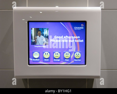 Détail de l'écran Enregistrement vidéo la satisfaction du client à l'intérieur des toilettes au nouveau Terminal 3 à l'aéroport de Changi à Singapour Banque D'Images