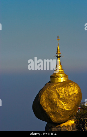 Le Myanmar, Birmanie, Golden Rock, Kyaiktiyo. Le Golden Rock boulder équilibre précaire sur le bord du Mont Kyaiktiyo. Banque D'Images