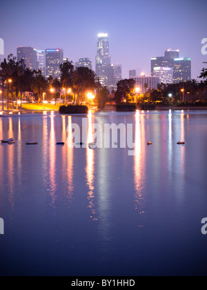 Echo park la nuit à Los Angeles dans l'arrière-plan Banque D'Images
