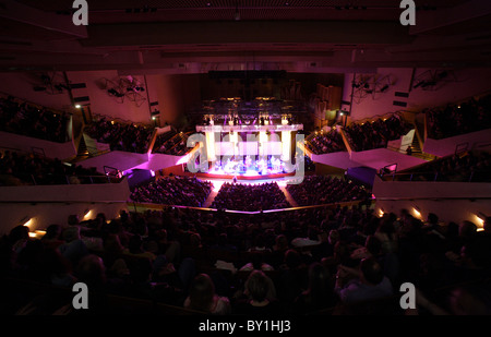 Jamie Cullum effectuant au St Davids Hall, Cardiff. Banque D'Images