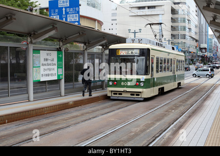 Arrêt de tram à dôme de la Bombe Atomique, Hiroshima, dans l'ouest de Honshu, Japon. Banque D'Images