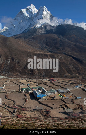 Le Népal, Everest, Région de la vallée de Khumbu. À plus d'un règlement à l'égard de Sherpa à distance pic majestueux de l'Ama Dablam Banque D'Images